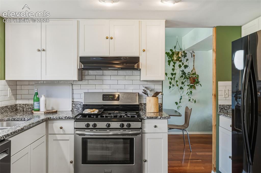 Image 14 of 41: Kitchen