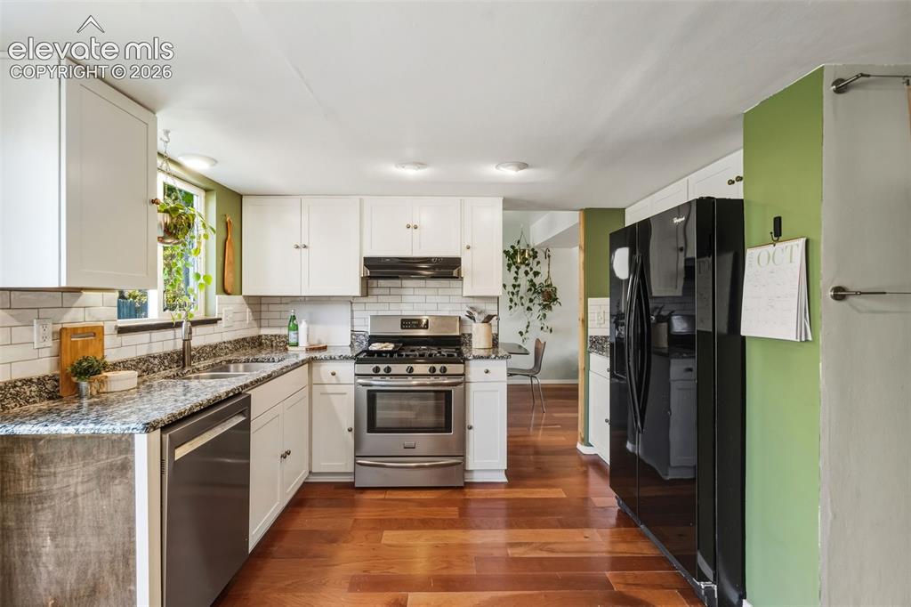 Image 15 of 41: Kitchen