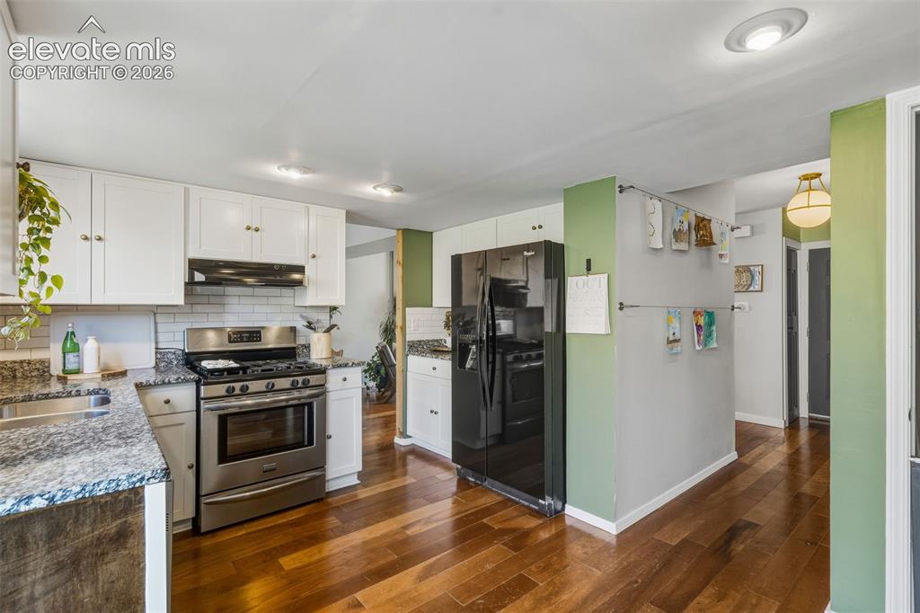 Image 16 of 41: Kitchen