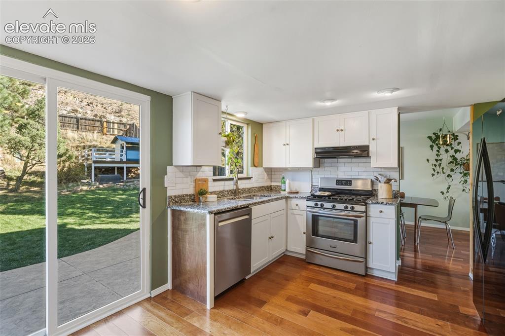 Image 17 of 41: Kitchen