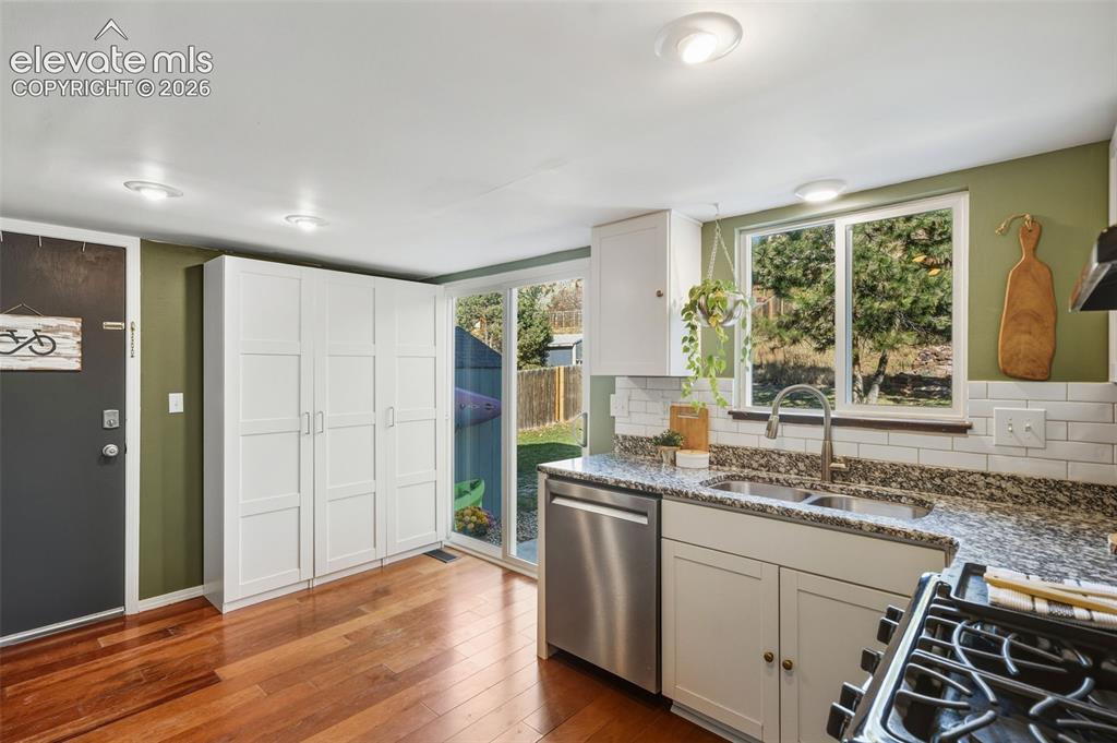 Image 18 of 41: Kitchen