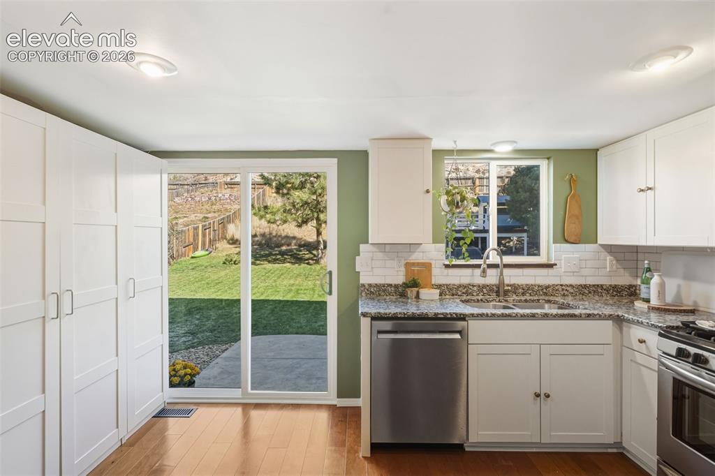 Image 19 of 41: Kitchen