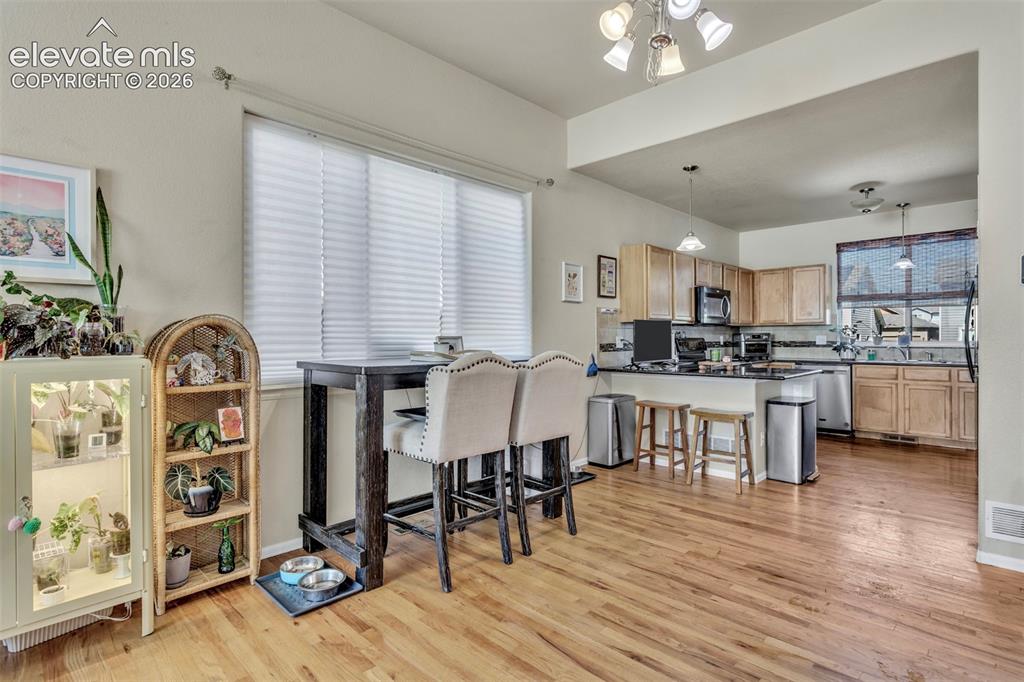 Image 5 of 25: Dining Area