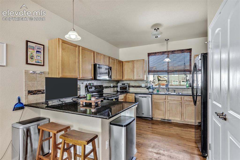 Image 7 of 25: Kitchen