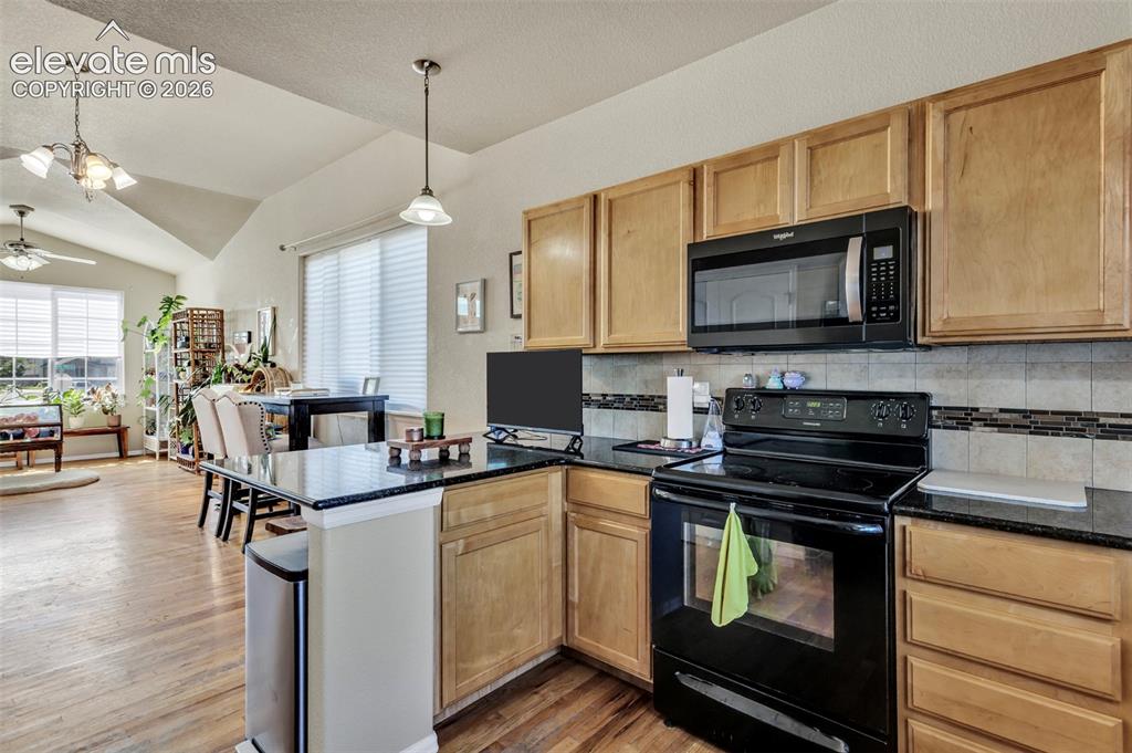 Image 8 of 25: Kitchen