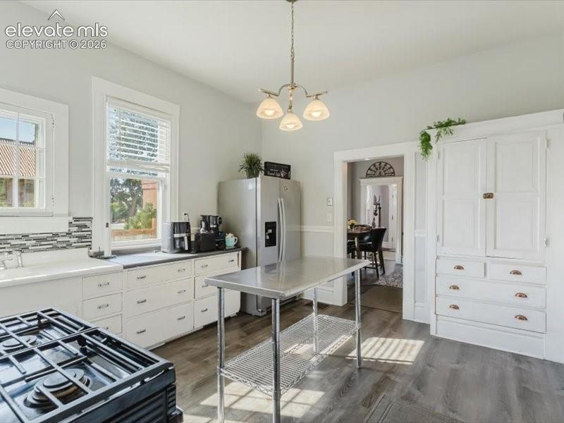 Image 14 of 44: Kitchen