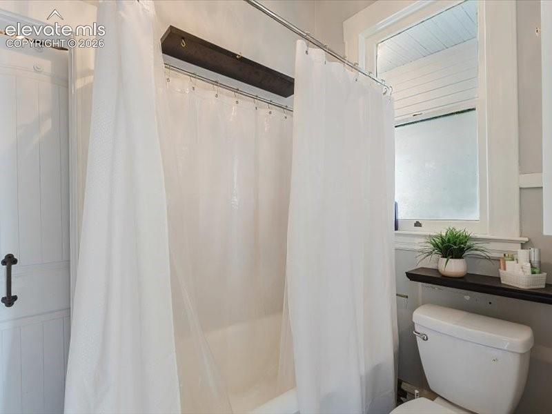 Image 20 of 44: Bathroom