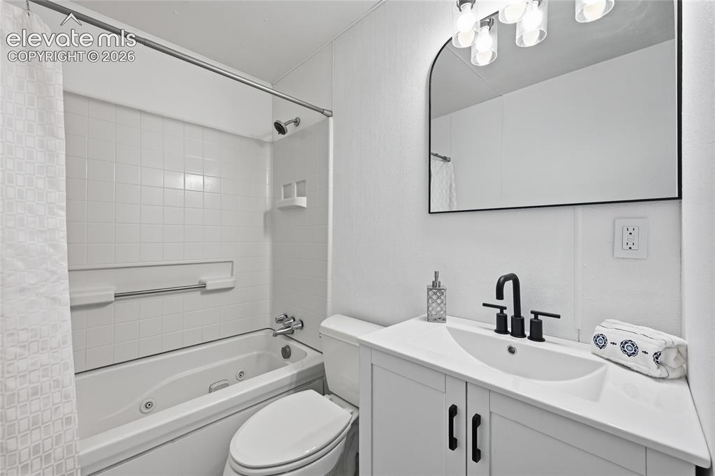 Image 10 of 26: Bathroom