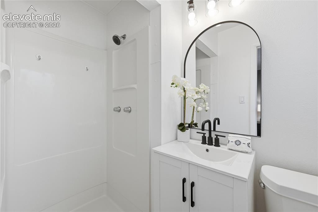 Image 18 of 26: Bathroom