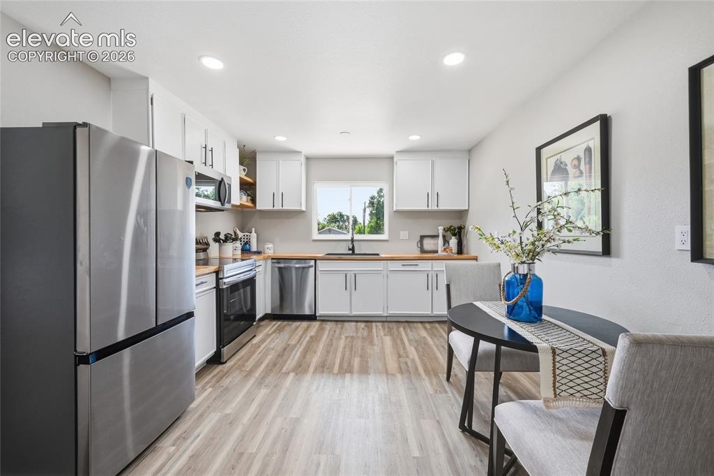 Image 7 of 26: Kitchen