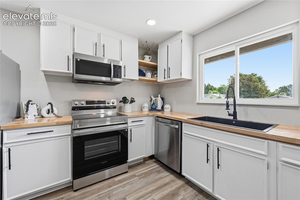 Image 8 of 26: Kitchen