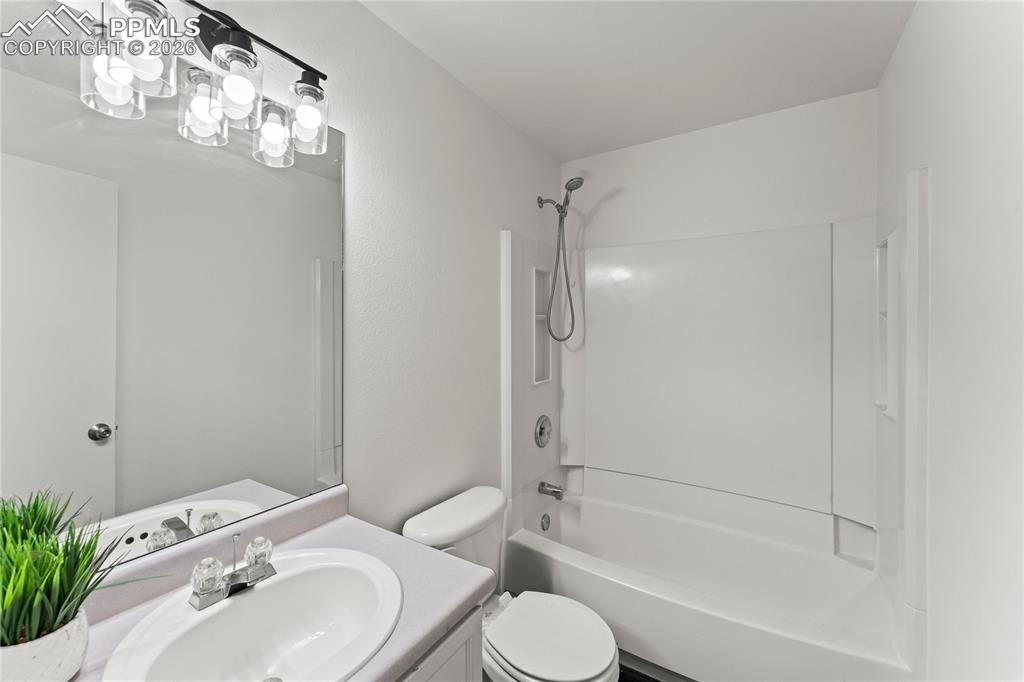 Image 17 of 21: Bathroom