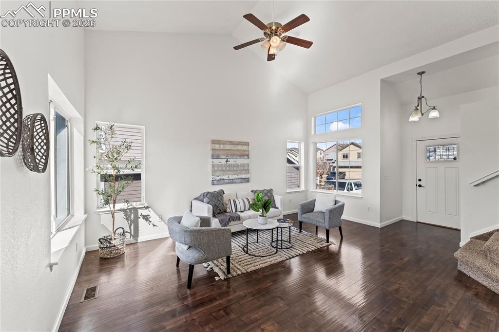 Image 4 of 21: Living Room