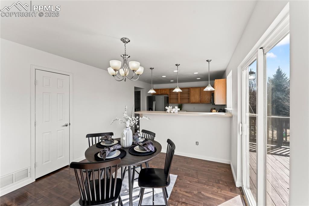 Image 6 of 21: Dining Area