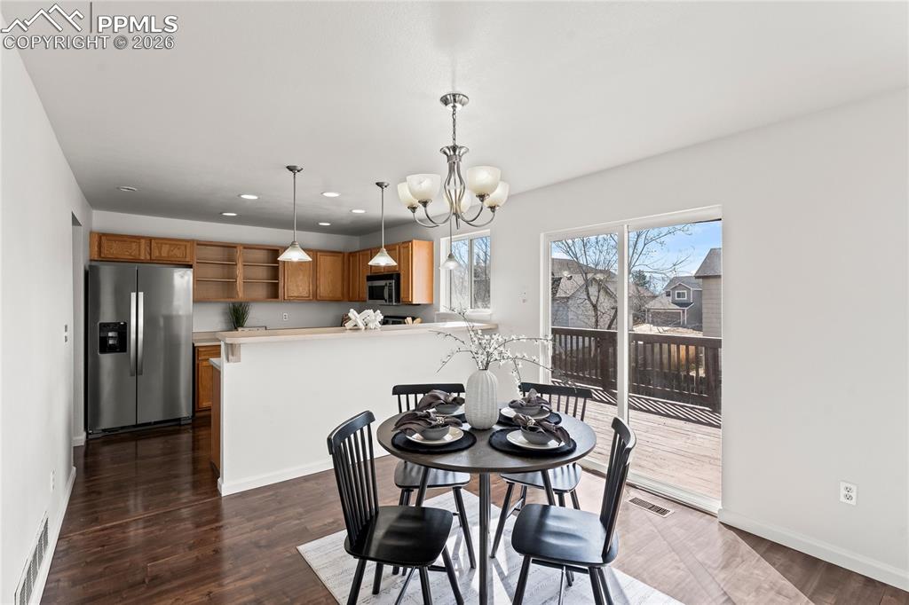 Image 7 of 21: Dining Area