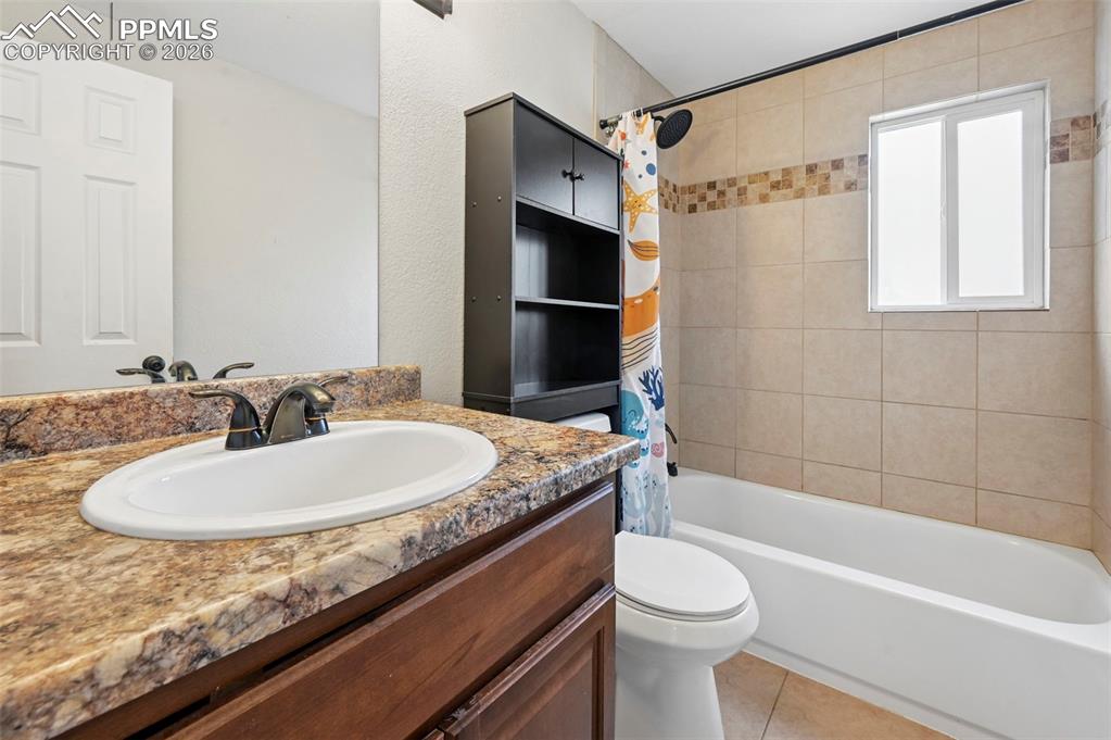 Image 11 of 38: Bathroom