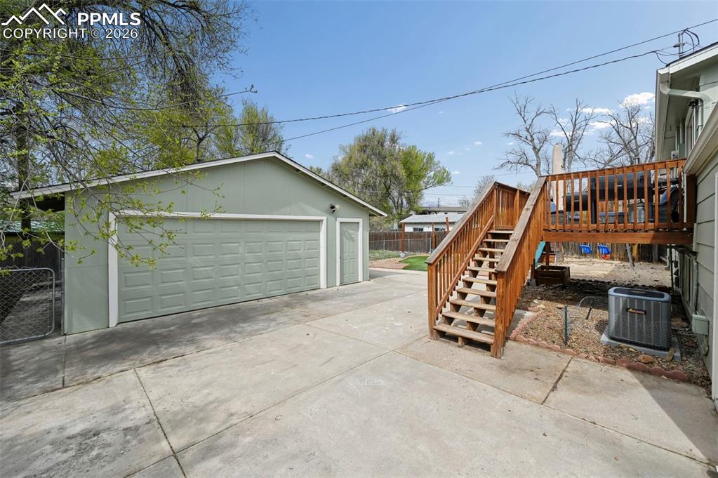 Image 23 of 38: Garage