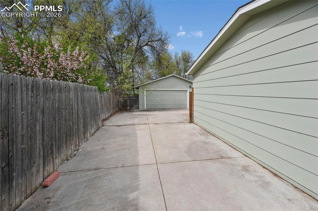 Image 25 of 38: Garage