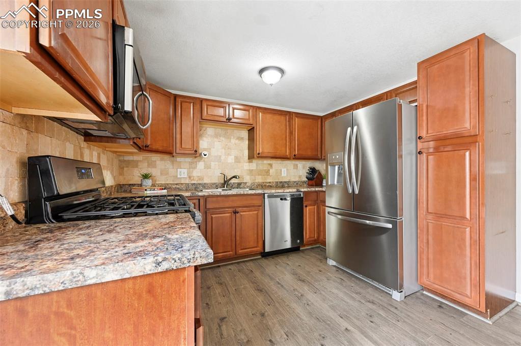 Image 7 of 38: Kitchen