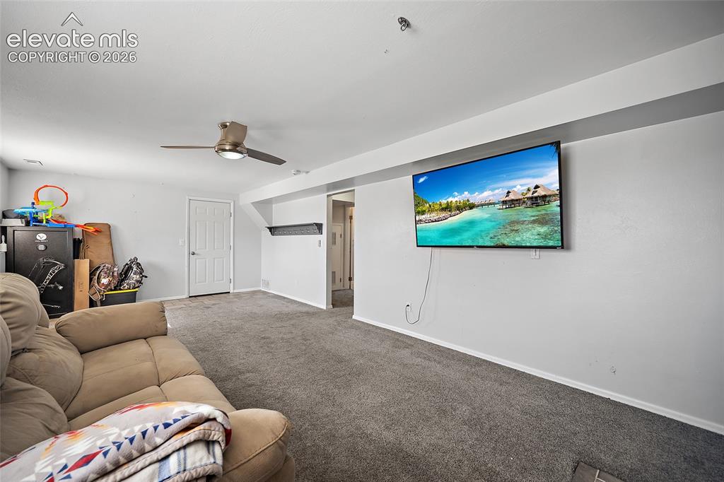 Image 26 of 50: Spacious family room.