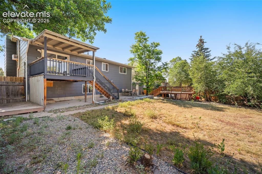 Image 40 of 50: Large, spacious yard.