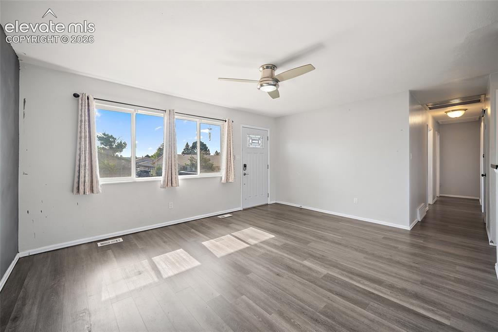 Image 7 of 50: Open-concept living area.
