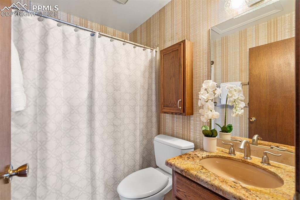 Image 20 of 25: Bathroom