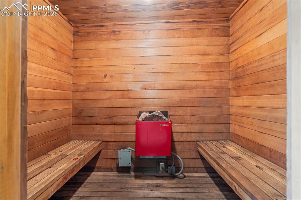 Image 25 of 25: Sauna