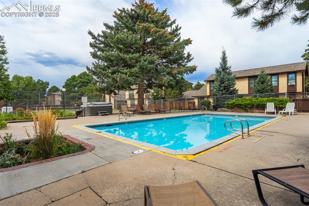 Image 4 of 25: Pool