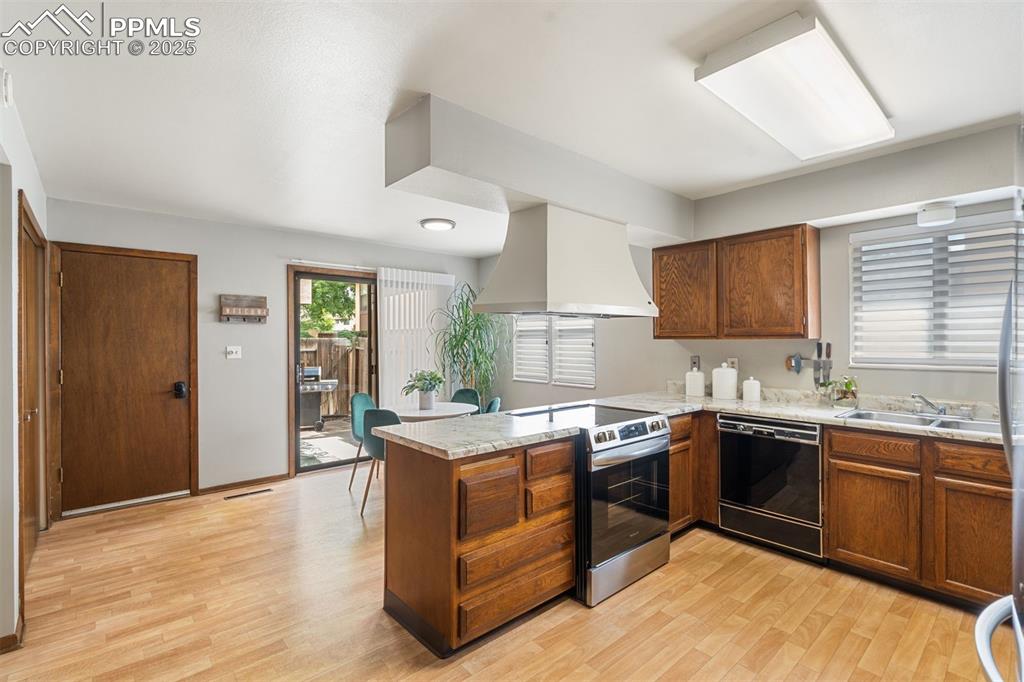 Image 5 of 25: Kitchen