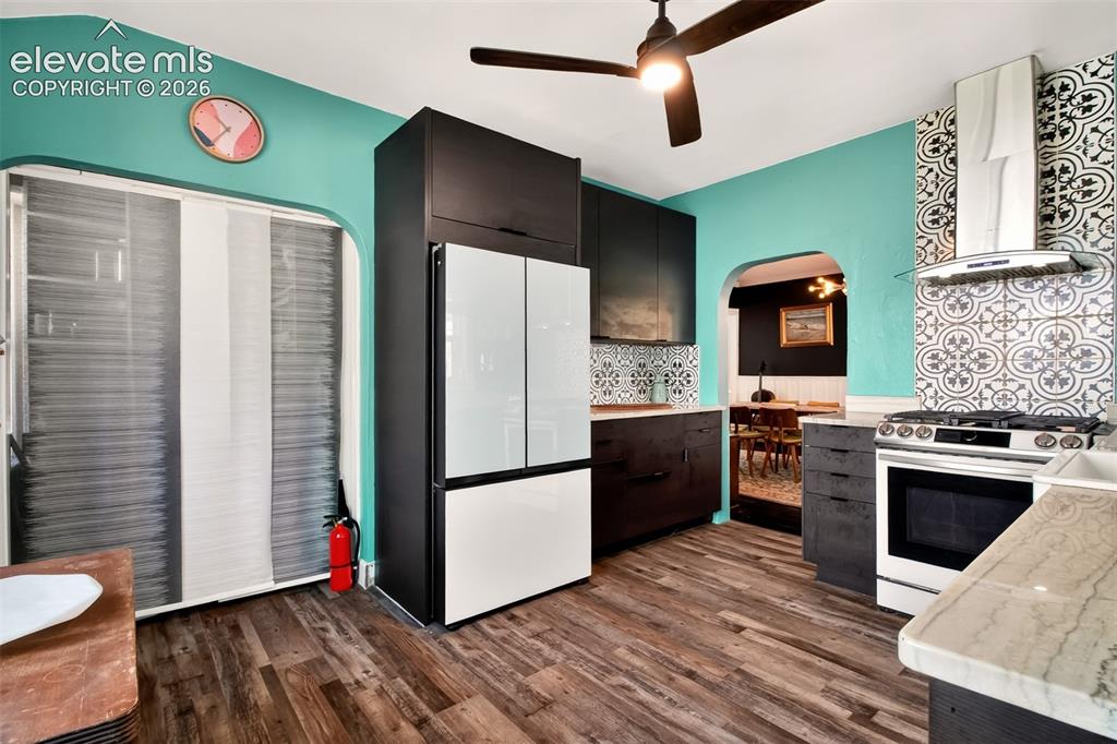 Image 10 of 30: French door refrigerator, granite counters