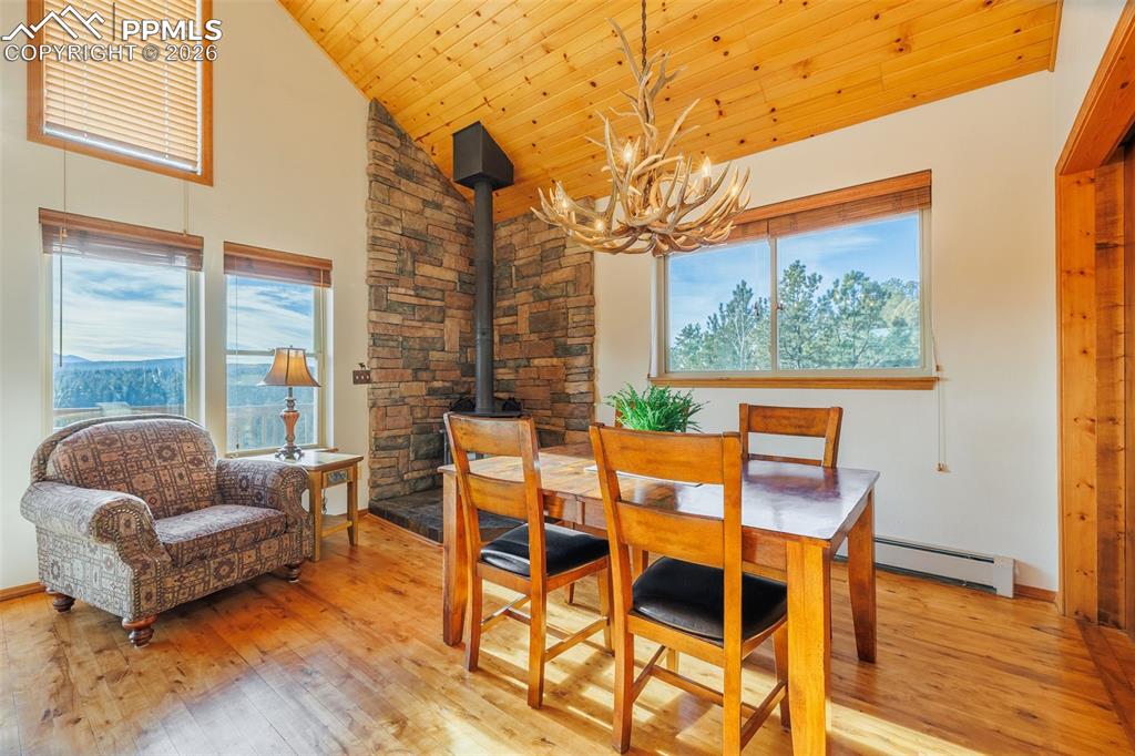 Image 10 of 49: Dining Area