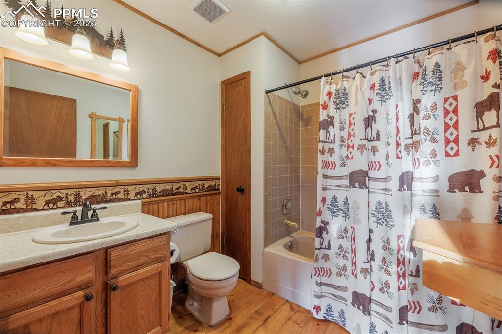 Image 24 of 49: Bathroom