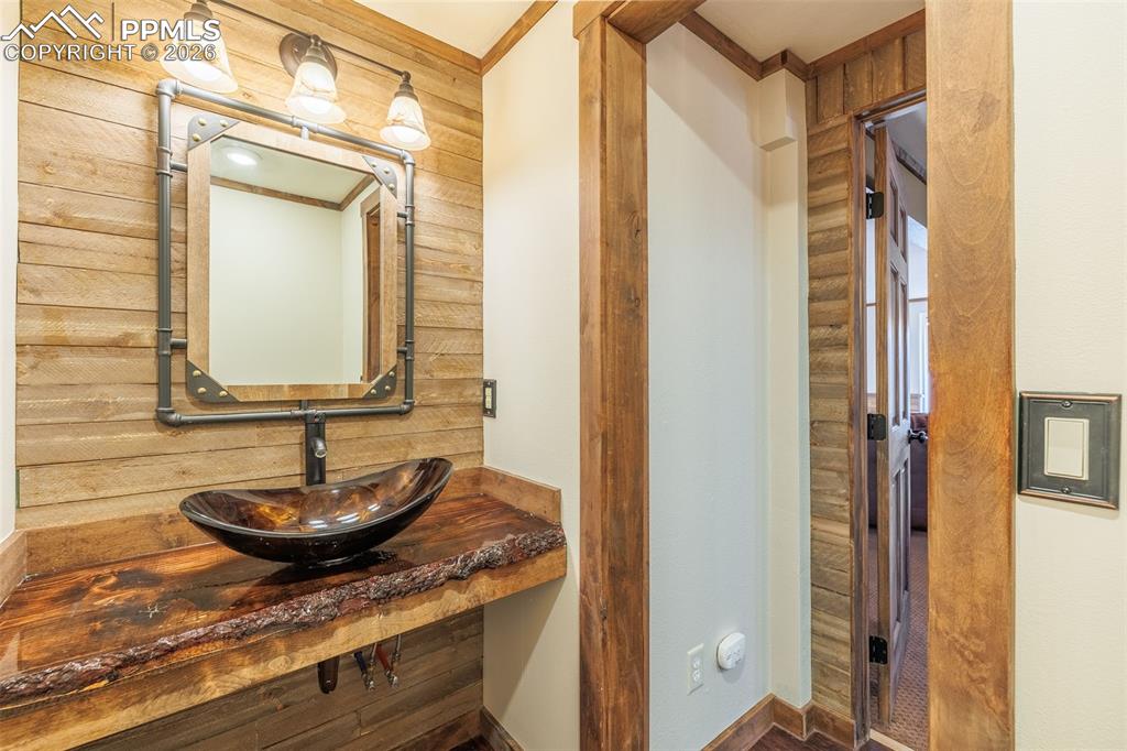 Image 32 of 49: Bathroom