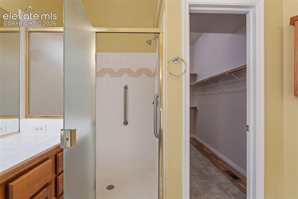 Image 29 of 42: Bathroom
