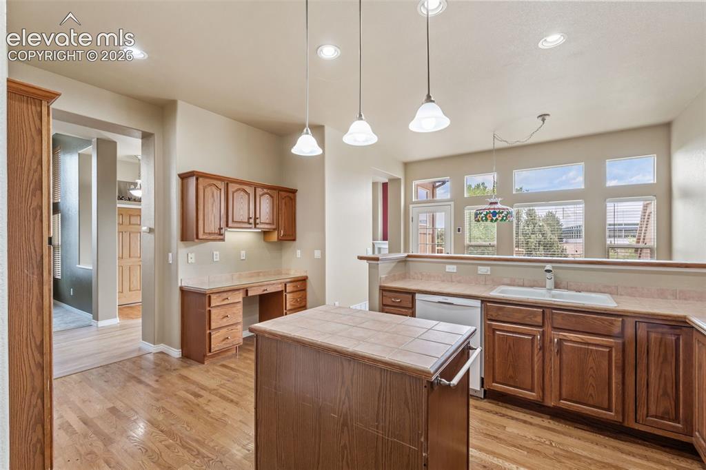 Image 5 of 42: Kitchen