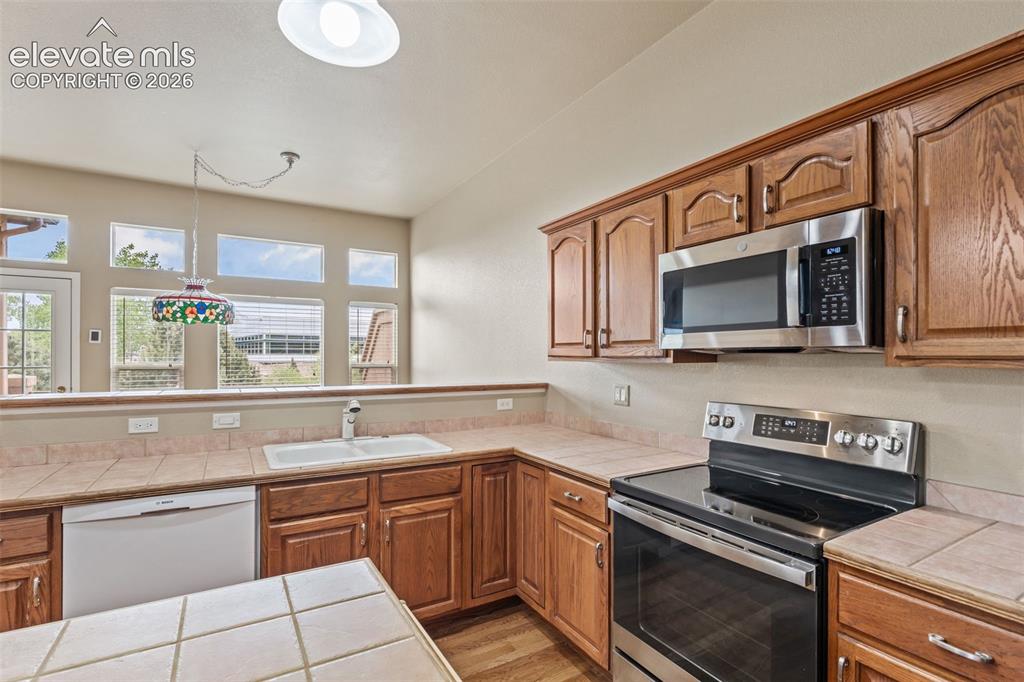 Image 6 of 42: Kitchen