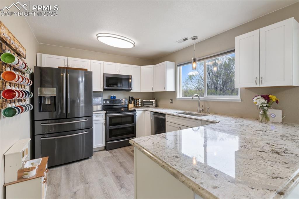 Image 10 of 49: Kitchen