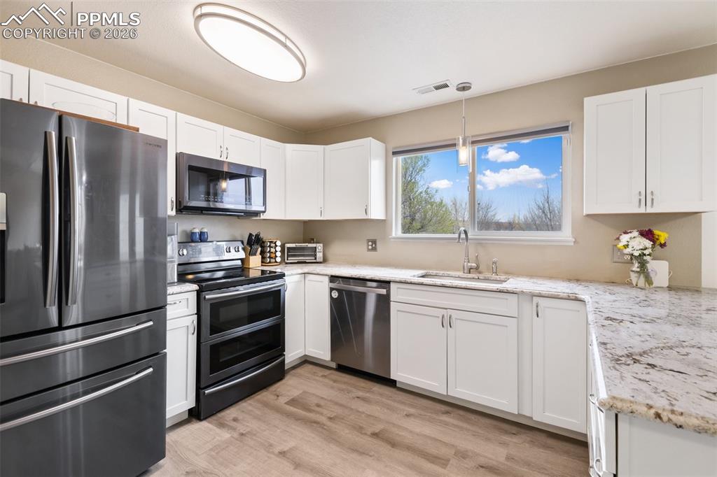 Image 14 of 49: Kitchen