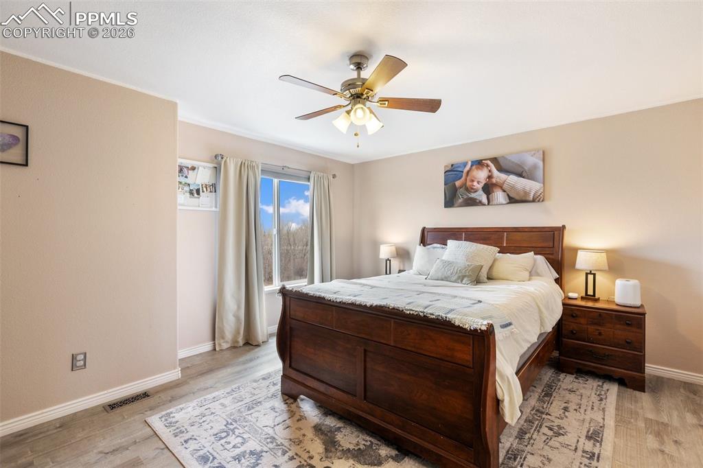 Image 17 of 49: Bedroom