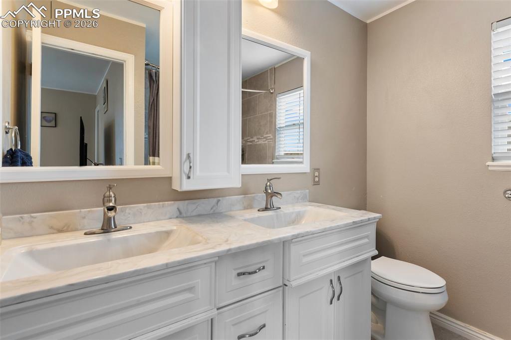 Image 20 of 49: Bathroom