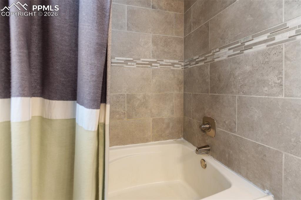 Image 21 of 49: Bathroom