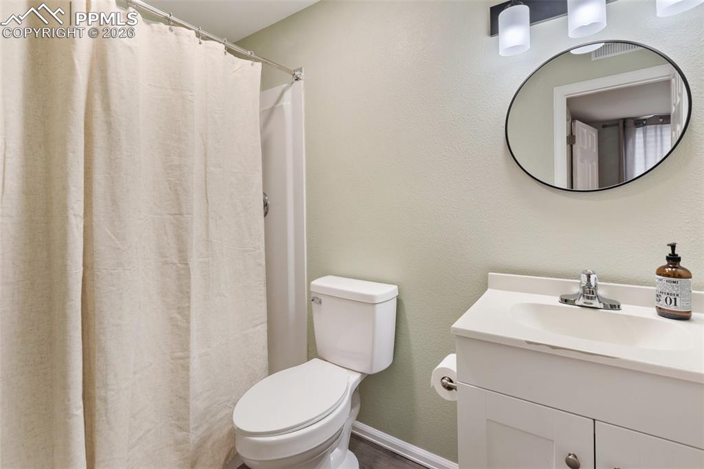 Image 22 of 49: Bathroom