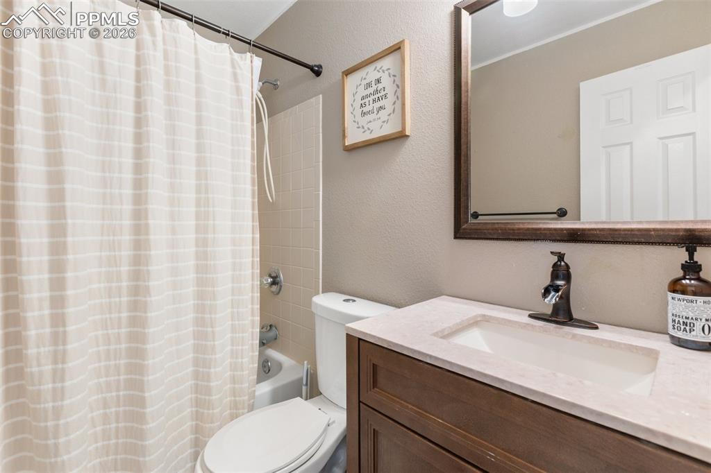 Image 26 of 49: Bathroom