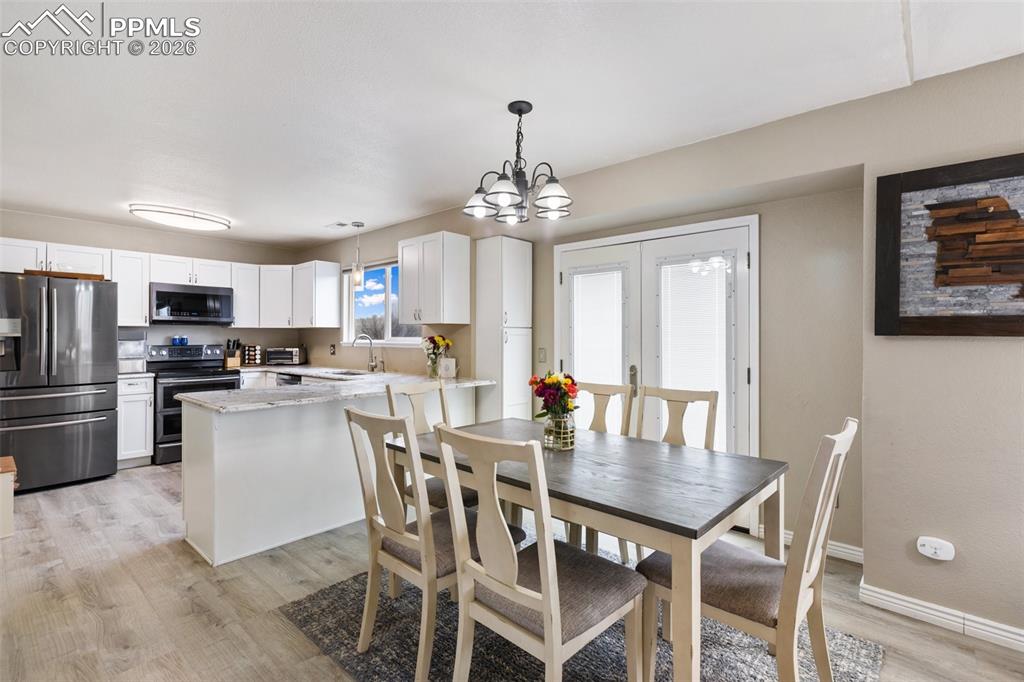 Image 8 of 49: Dining Area