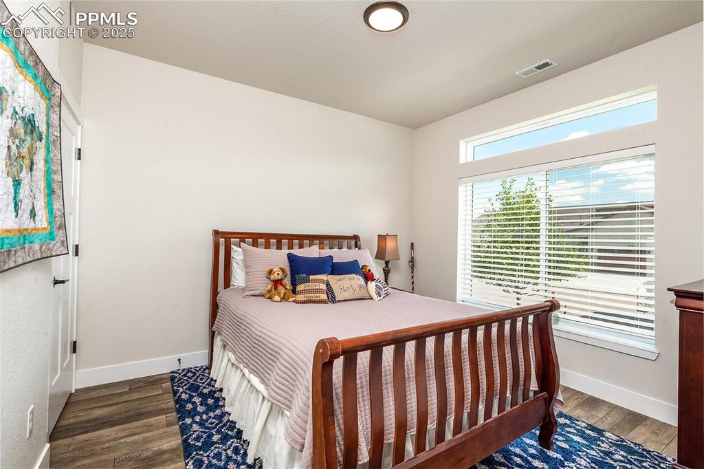 Image 10 of 50: Bedroom