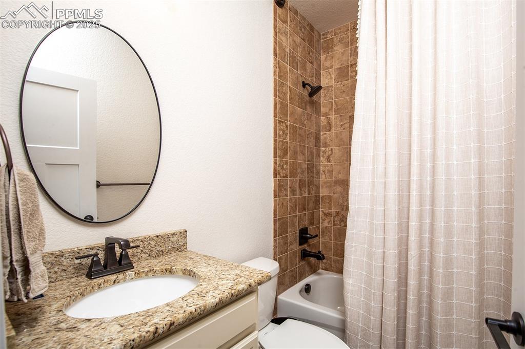 Image 11 of 50: Bathroom