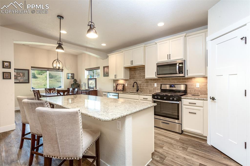 Image 13 of 50: Kitchen