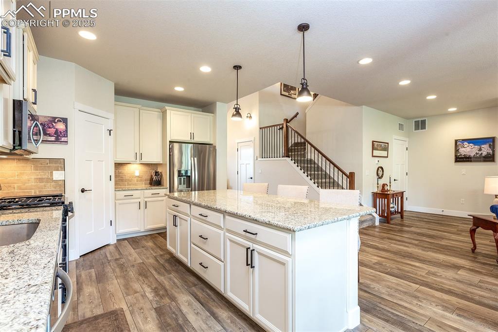 Image 16 of 50: Kitchen