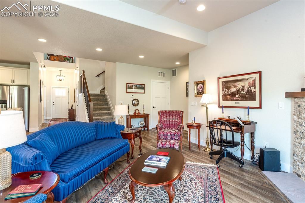 Image 19 of 50: Living Room